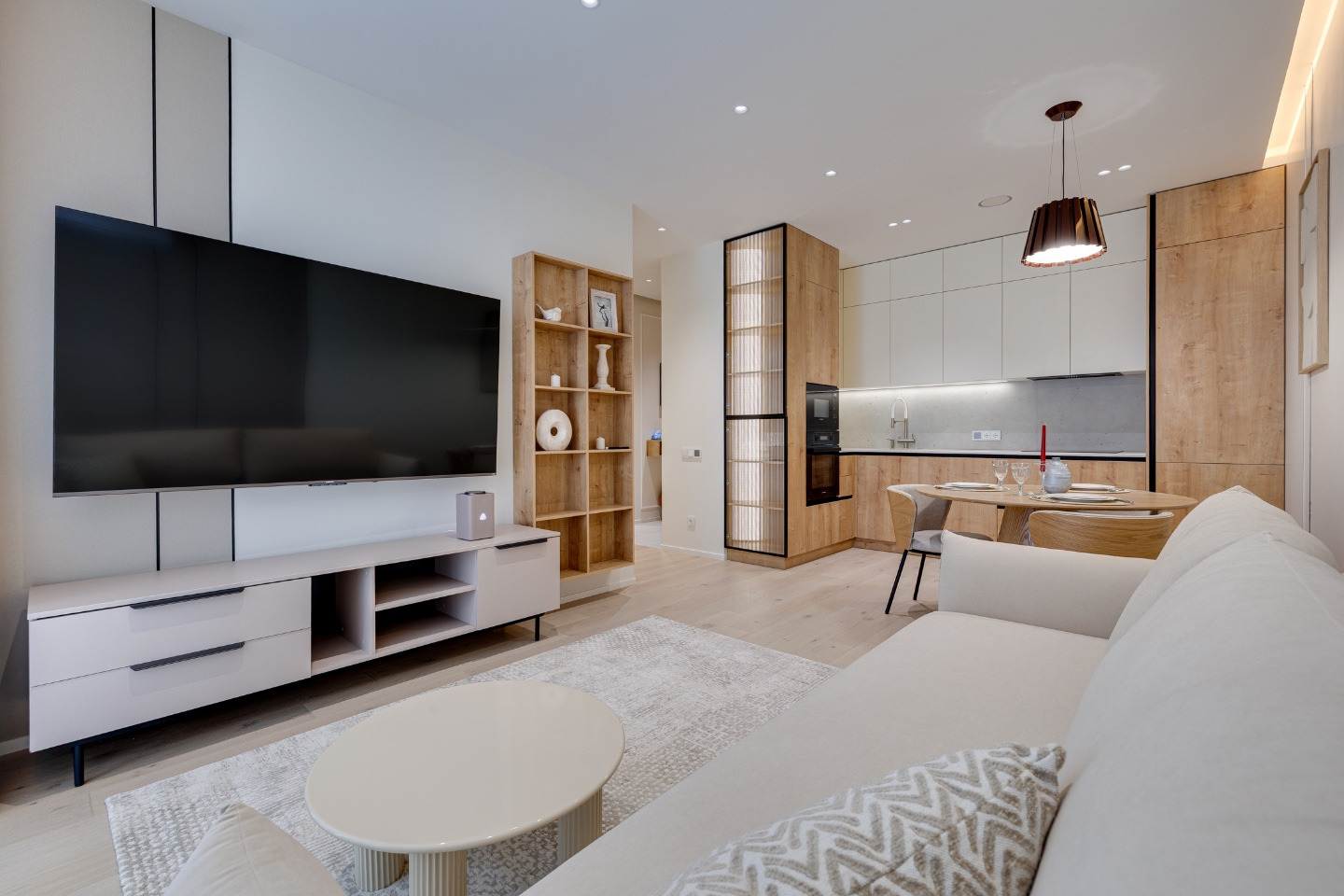 Ваш премиальный уголок у Москвы-реки!

Продается стильная 3-комнатная квартира в ЖК бизнес-класса «Forst »с лизайнерским ремонтом, где каждая деталь продумана для комфорта и эстетического удовольствия.

Что делает эту квартиру особенной:
 • Вид из окон на набережную Москва-реки. Личная терраса — каж