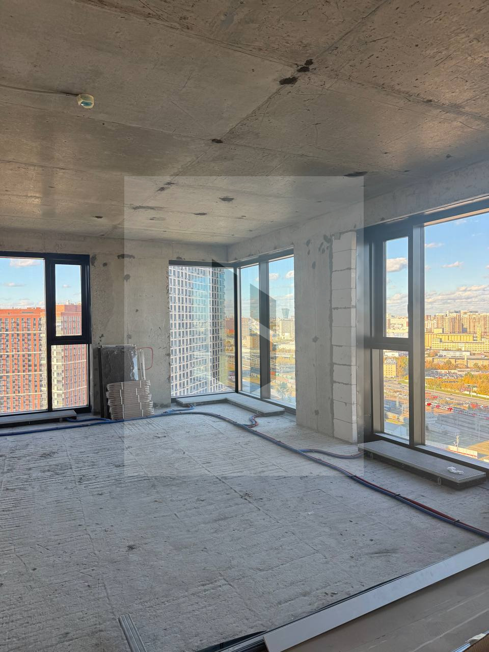 80.5 м² на 27 этаже | 6 окон | Потенциал евро-4 | ЖК Level Причальный

В продаже просторная квартира площадью 80 м² в жилом комплексе бизнес-класса Level Причальный, корпус «ВОСТОК». 27 этаж, красивые виды на Москву и максимум возможностей для индивидуального проекта.
Квартира без отделки — идеальна