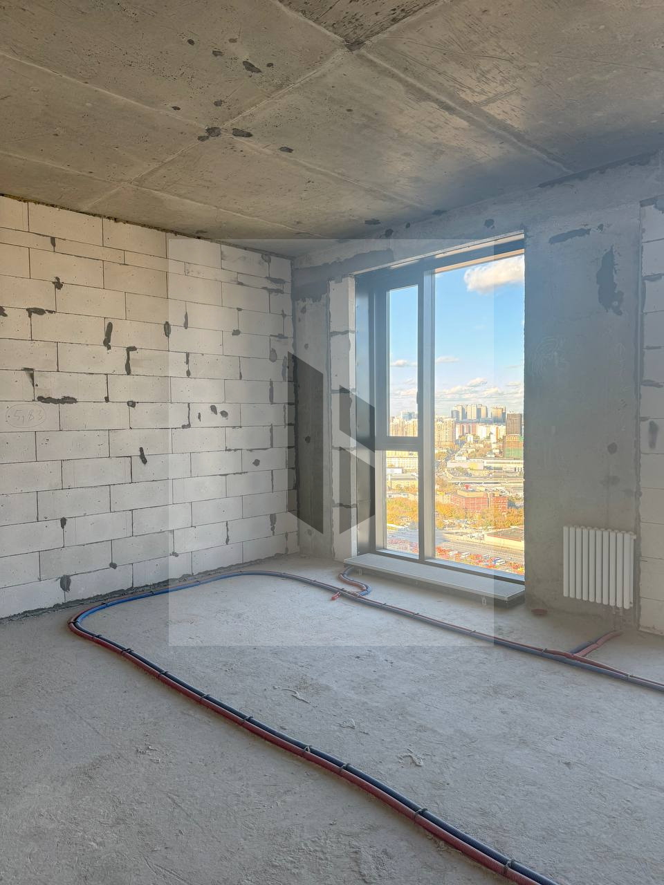55 м² на 33 этаже | Потенциал евро-3 | ЖК Level Причальный

В продаже просторная квартира площадью 55 м² в жилом комплексе бизнес-класса Level Причальный, корпус «ВОСТОК». 33 этаж, красивые виды на Москву и максимум возможностей для индивидуального проекта.
Квартира без отделки — идеальная основа дл